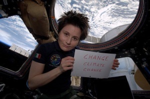 Astronautti Samantha Cristoforettin kannustukset Earth Hour -tapahtumalle kansainväliseltä avaruusasemalta. Kuva: Samantha Cristoforetti / Twitter.