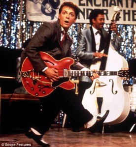 Martyn ikimuistoinen tulkinta Chuck Berryn Johnny Be Goodesta rikkoo verrattomasti rock 'n' rollin esittämisen raja-aitoja eri vuosikymmeniltä. Kuva: Universal Pictures.