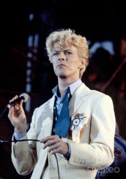 1980-luvun klassinen "business Bowie" -look vuodelta 1983.